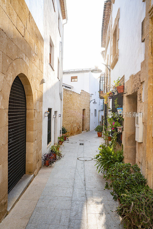 西班牙阿利坎特的Javea Xabia地中海街道立面